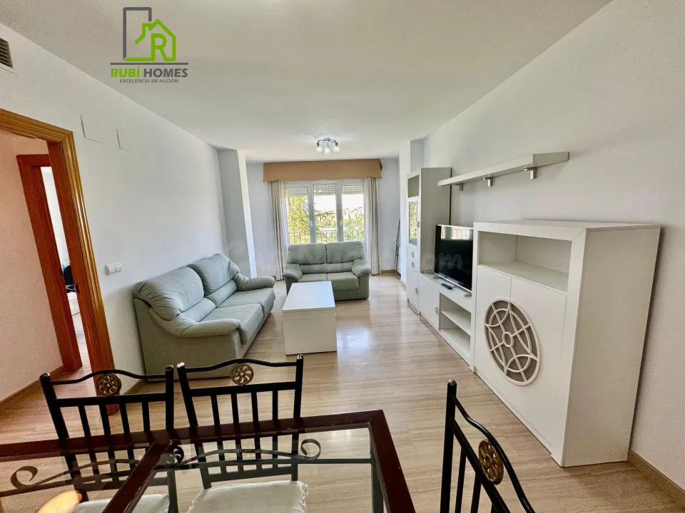 Habitación disponible para chicas estudiantes (zona renfe - pajaritos)