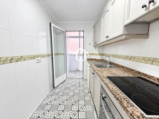PISO EN VENTA EN ALICANTE. ZONA DE LA FLORIDA. 79m2, 2 habitaciones, 1 BAÑO, AMPLIO PATIO, PRIMERA PLANTA CON ASCENSOR. — 14