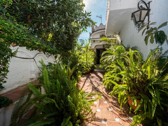 VENTA DE VILLA PAREADA EN EL CENTRO DE MARBELLA. 8 DORMITORIOS, JARDÍN CON PISCINA Y PARKING. — 28