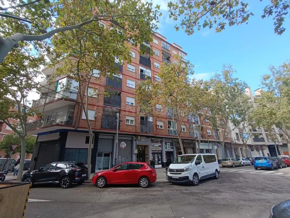 Piso de 65m2. Distribuido en tres dormitorios, salón con terraza, cocina con galería y baño
