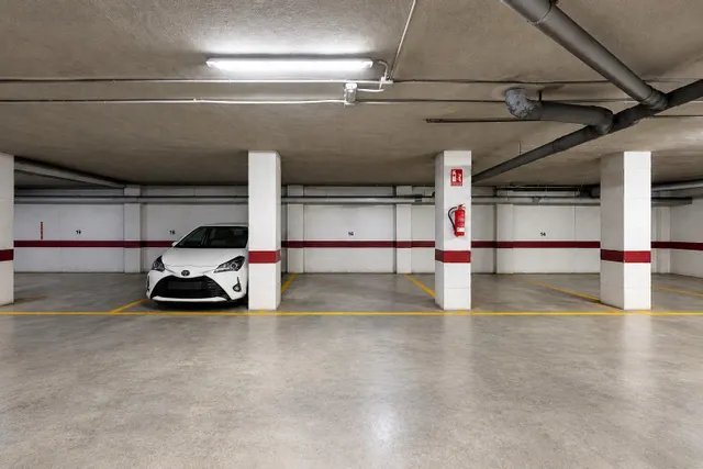 Piso exterior de 111 m2 con 4 dormitorios, garaje y trastero en Av Juan Antonio Perea — 47