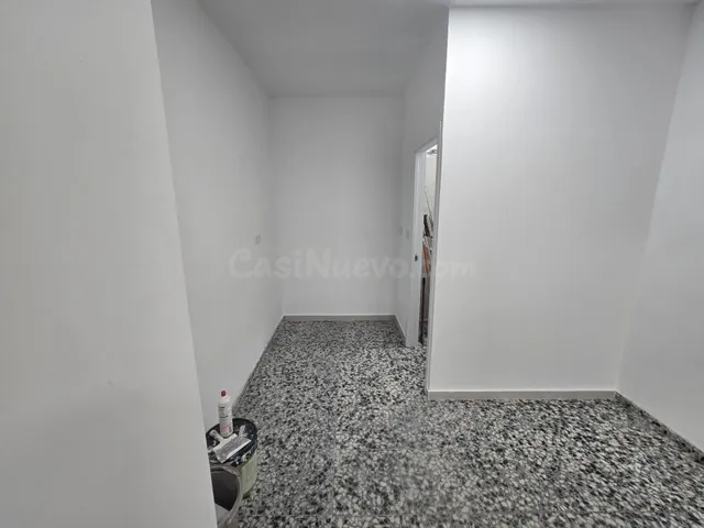 En el mejor sitio local con amplio escaparate en zona cercan - foto 2