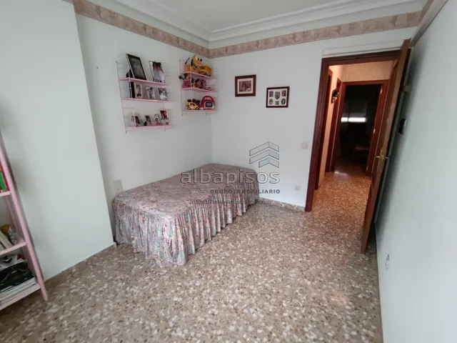 PISO DE CUATRO habitaciones SIN ASCENSOR. MUY BUENA ZONA — 27