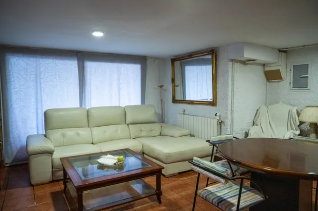 SE VENDE CASA INDEPENDIENTE CON PISCINA CON VISTAS EN CORBERA DE LLOBREGAT BARCELONA — 24