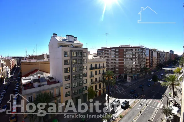 Muy amplio, luminoso y exterior con balcón y ascensor, cerca del metro — 10