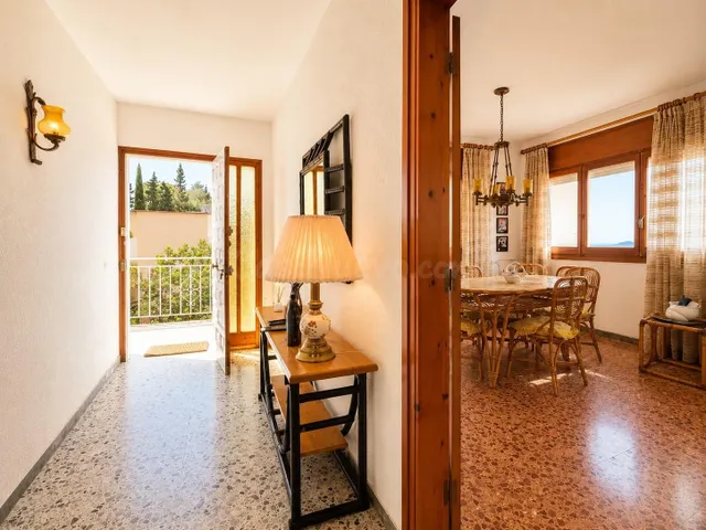 Casa con jardín, posibilidad de piscina y espectaculares vis