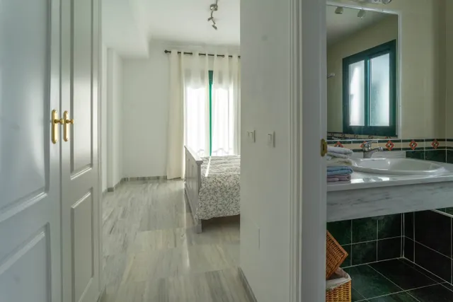 APARTAMENTO EN ALHAURIN GOLF CON TERRAZA CON BUENAS VISTAS, PARKING Y PISCINA Y JARDÍN COMUNITARIO — 12