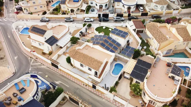 Encantadora villa con piscina privada, jardín y solárium en Monte y Mar, Gran Alacant — 35