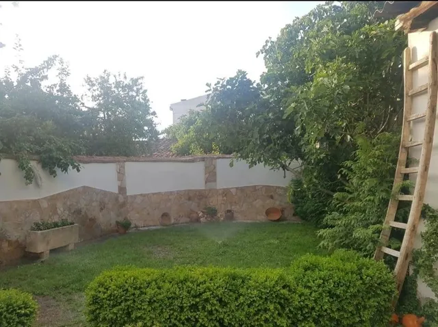 SE VENDE CASA EN EL CENTRO . 2 PLANTAS, 4 HAB., SALÓN, COCINA, GALERÍA, BAÑO.  AMPLIO PATIO — 7