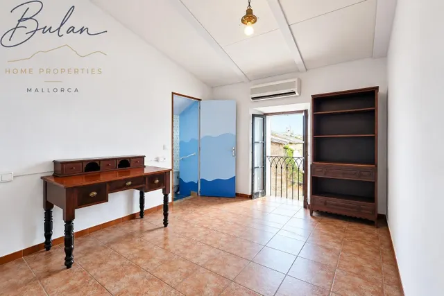 Casa señorial a reformar con bodegas, gran patio y garaje en Consell — 28