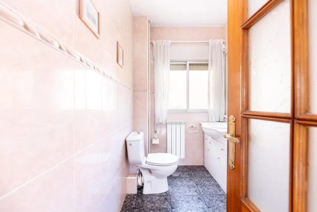 Piso amplio con 4 habitaciones y luminoso con terraza en zona tranquila y ajardinada. — 23