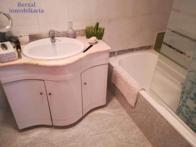 Casa magnifica, de dimensiones extraordinarias a veinte minutos andando del centro. — 12