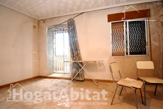 ESPACIOSA CASA CON LOCAL COMERCIAL, DOS TERRAZAS Y BALCÓN — 25