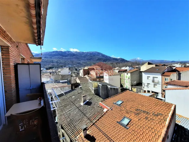 PISO EN VENTA EN NAVALUEGA, EN EL CENTRO DEL  PUEBLO — 32