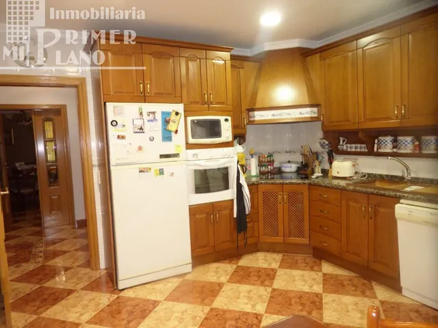 *Casa de 2 plantas en calle Duque de Alba, de 350m2 de super - foto 4