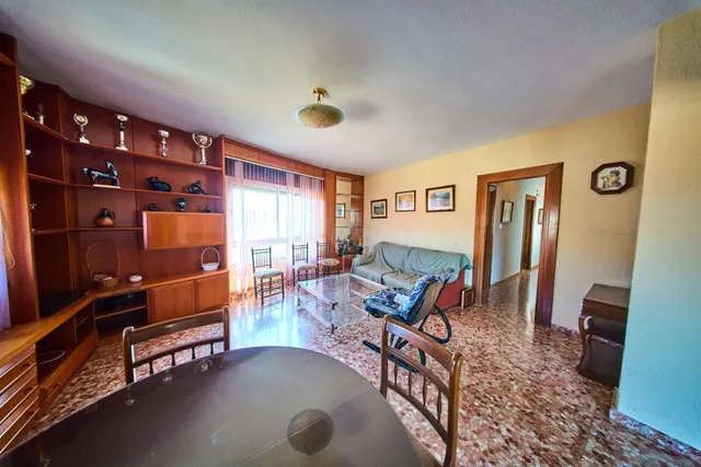 Amplia vivienda de 210 m2 en el centro de Alhendín con gran 