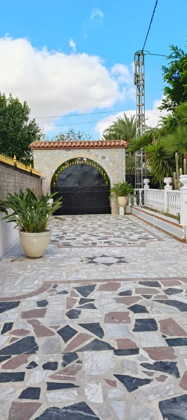Imponente Chalet en La Hoya con Piscina y Amplios Jardines — 14