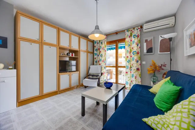 Apartamento semi reformado con orientación sur, vistas laterales al mar y piscina comunitaria. — 8