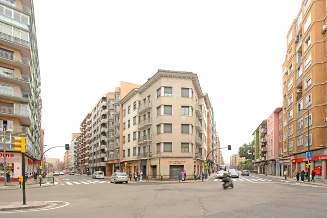 PISO DE 3 DORMITORIOS CON GRAN TERRAZA- C/ MIGUEL SERVET — 29