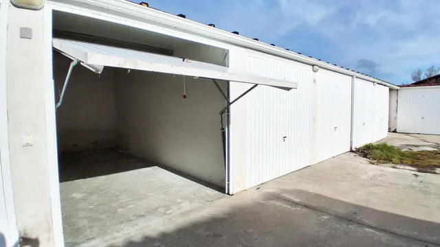 Urbis te ofrece una plaza de garaje cerrada en venta, zona Zarapicos, Pueblo, Salamanca. — 5