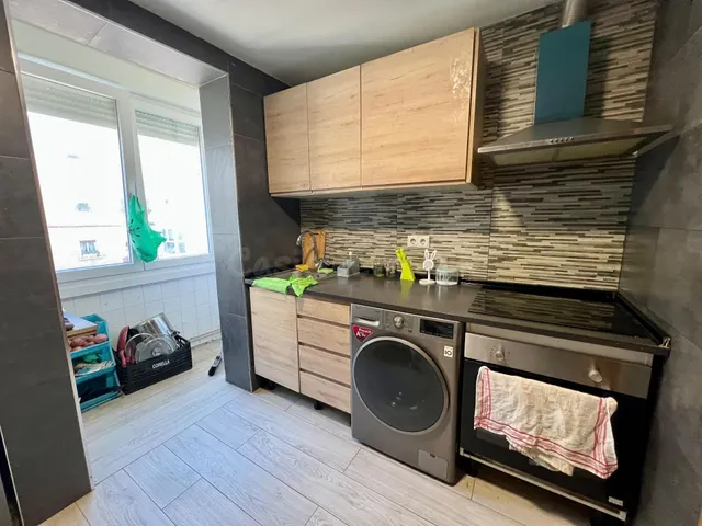 Piso en venta con cocina y baño reformados en la Chantrea - foto 2