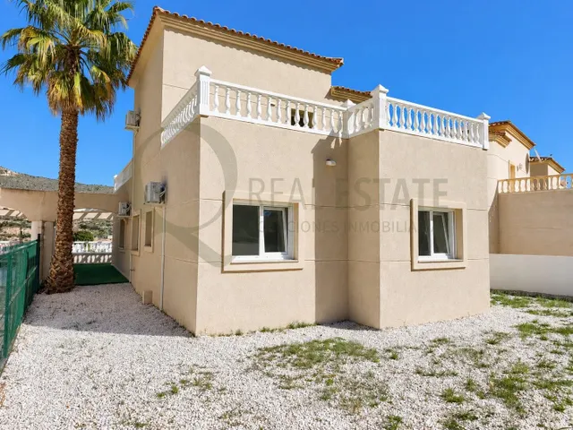 Chalet independiente con jardín y amplias terrazas en Lanuza, El Campello. — 36