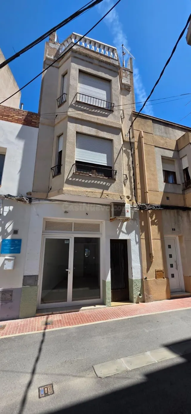 Casa con Local Comercial en Ubicación Estratégica Frente al 