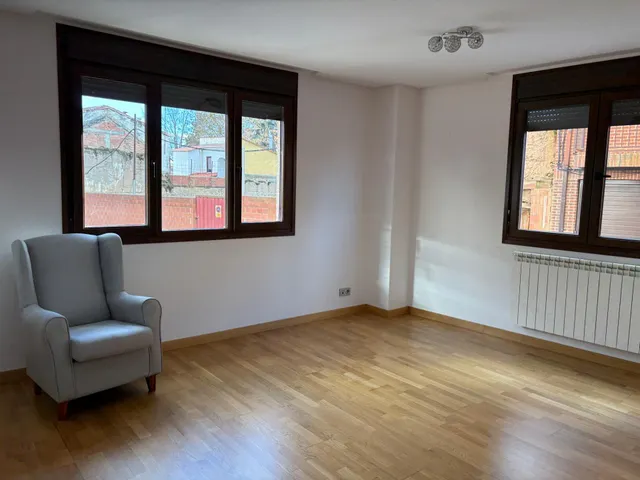 SE VENDE APARTAMENTO SEMINUEVO EN VALENCIA DE DON JUAN, COCINA AMUEBLADA, 2 HAB., SALÓN,  2 BAÑOS, TRASTERO, ASCENSOR Y PLAZA DE GARAJE. — 7