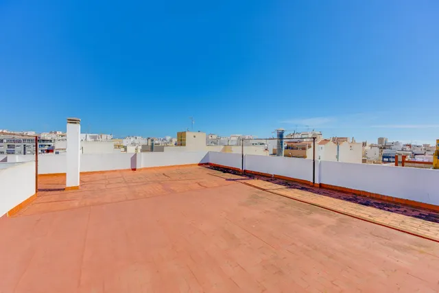 Amplio piso con 4 dormitorios, terraza y garaje en el centro de Torrevieja — 41