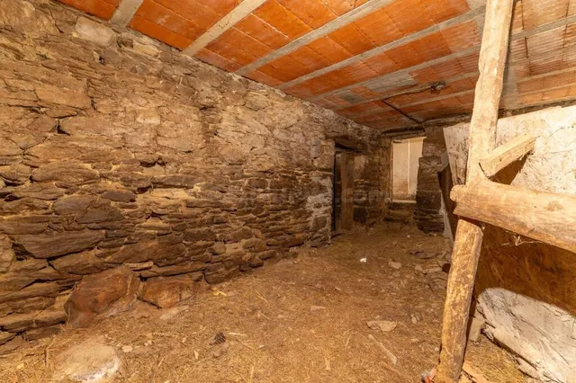 Casa de piedra en Forcarei con 363 m2 y patio – oportunidad de rehabilitación — 9