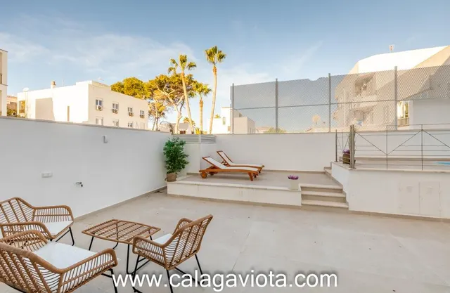 Planta baja con piscina privada y amplias terrazas — 24
