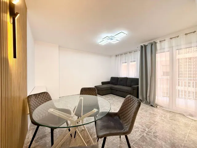 Apartamento reformado de 2 dormitorios en primera línea de Playa del Cura con vistas laterales al mar — 10