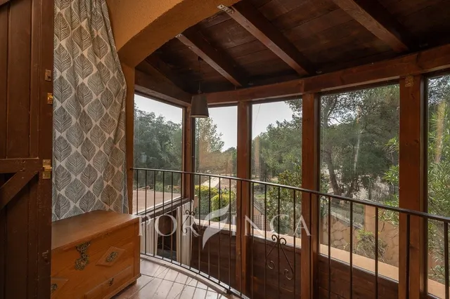 Villa con carácter de 5 dormitorios cerca de Palamós en un entorno verde. Piscina. — 18
