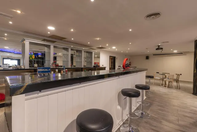 Local comercial 300m² en venta - Correos — 13