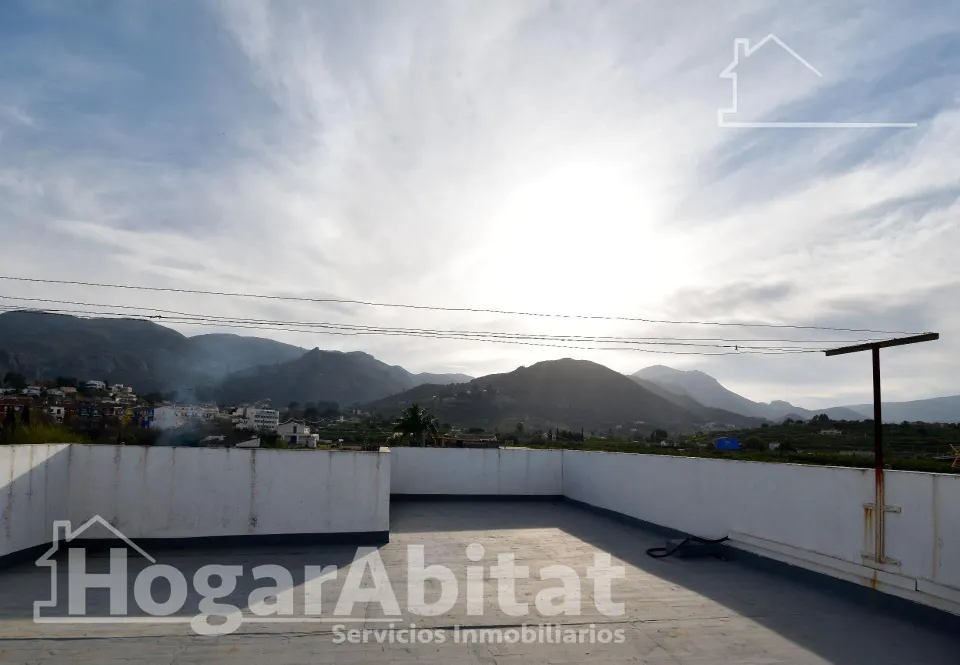 ¡MAGNÍFICA CASA! CON OCHO DORMITORIOS, TERRAZA Y GARAJE, CERCA DEL CENTRO