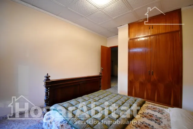 AMPLIA CASA DE PUEBLO CON TERRAZA, BALCÓN Y TRASTERO — 29