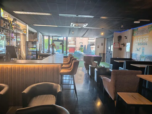 SE ALQUILA Y TRASPASA BAR MONTADO — 12
