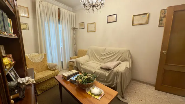 ¡Tu nuevo hogar en este encantador piso en un edificio con carácter del año 1975 y 4 habitaciones! — 34