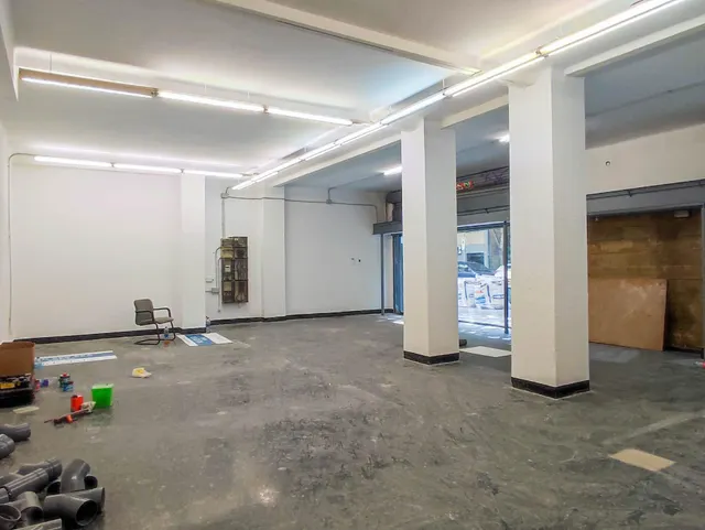 Amplio Local Comercial en Sant Antoni, Barcelona - Oportunidad de venta Única — 6