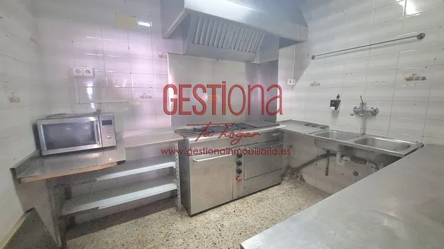 LOCAL COMERCIAL EN LA PENILLA. — 9