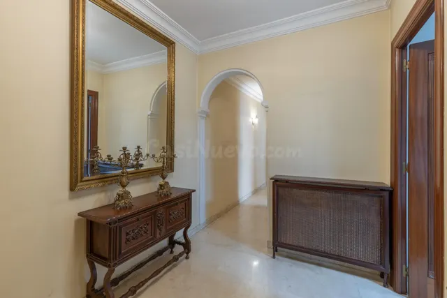 Piso en venta en pleno centro de Granada – Planta alta, garaje y gran potencial de reforma — 3