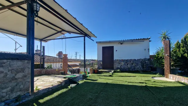 ALQUILER CHALET CON PARCELA EN HIGUERA DE VARGAS — 40