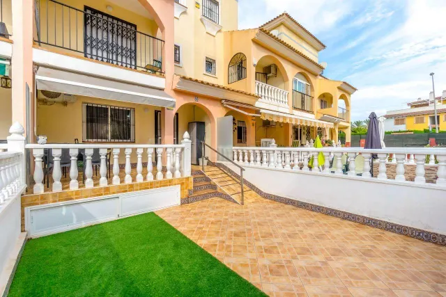 BONITA CASA ADOSADA EN ORIHULA COSTA:3 HAB, 1 BAÑO, 1 ASEO - foto 2