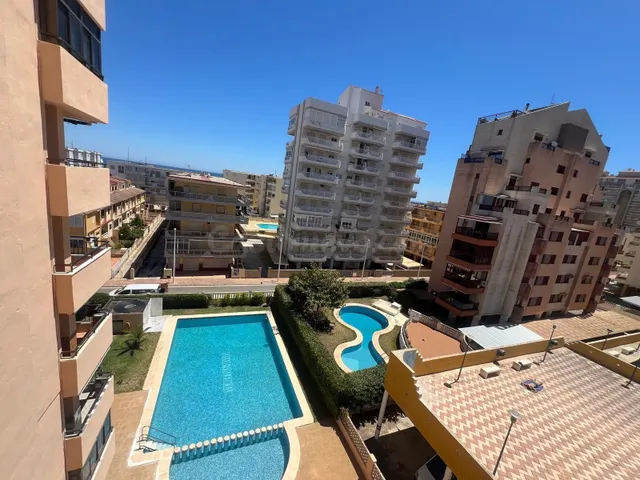 Amplio apartamento a solo 150 metros del mar en Playa de Tav - foto 4