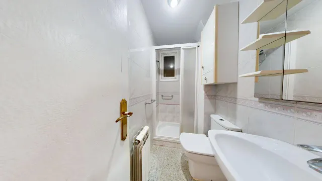 Piso de 65m2. Distribuido en tres dormitorios, salón con terraza, cocina con galería y baño — 21