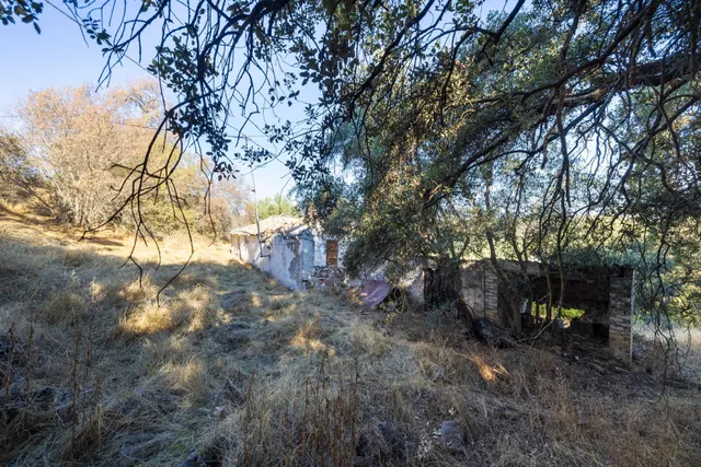 En uno de los pueblos más bonitos de España, finca ideal para rehabilitar y usar como alojamiento turístico — 18