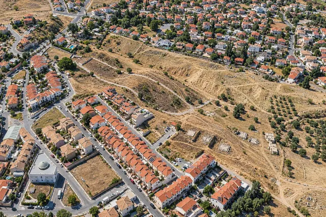 SOLAR RESIDENCIAL EN OTURA — 7