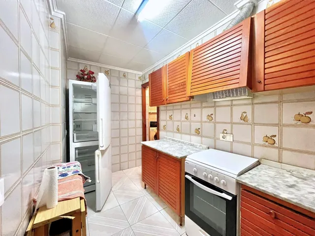 Amplio apartamento (aprox. 90 m2 - 2.ª planta) en primera línea de Playa del Acequión. Gran balcón con vistas al mar (suroeste), piscina comunitaria, cerca del centro, y directamente en la playa. — 10