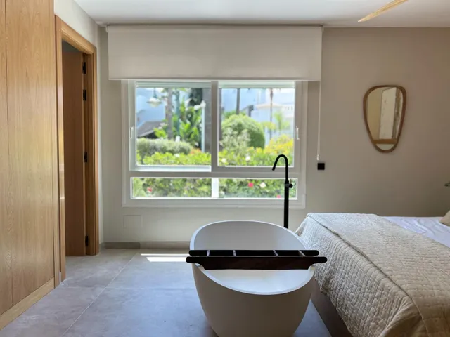 Espectacular vivienda reformada con jardín privado en Palm Beach, Marbella — 35