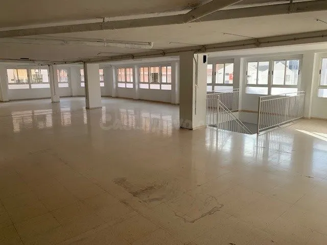 ESTUPENDO ENTRESUELO COMERCIAL EN ALQUILER MUY LUMINOSO Y AM - foto 4